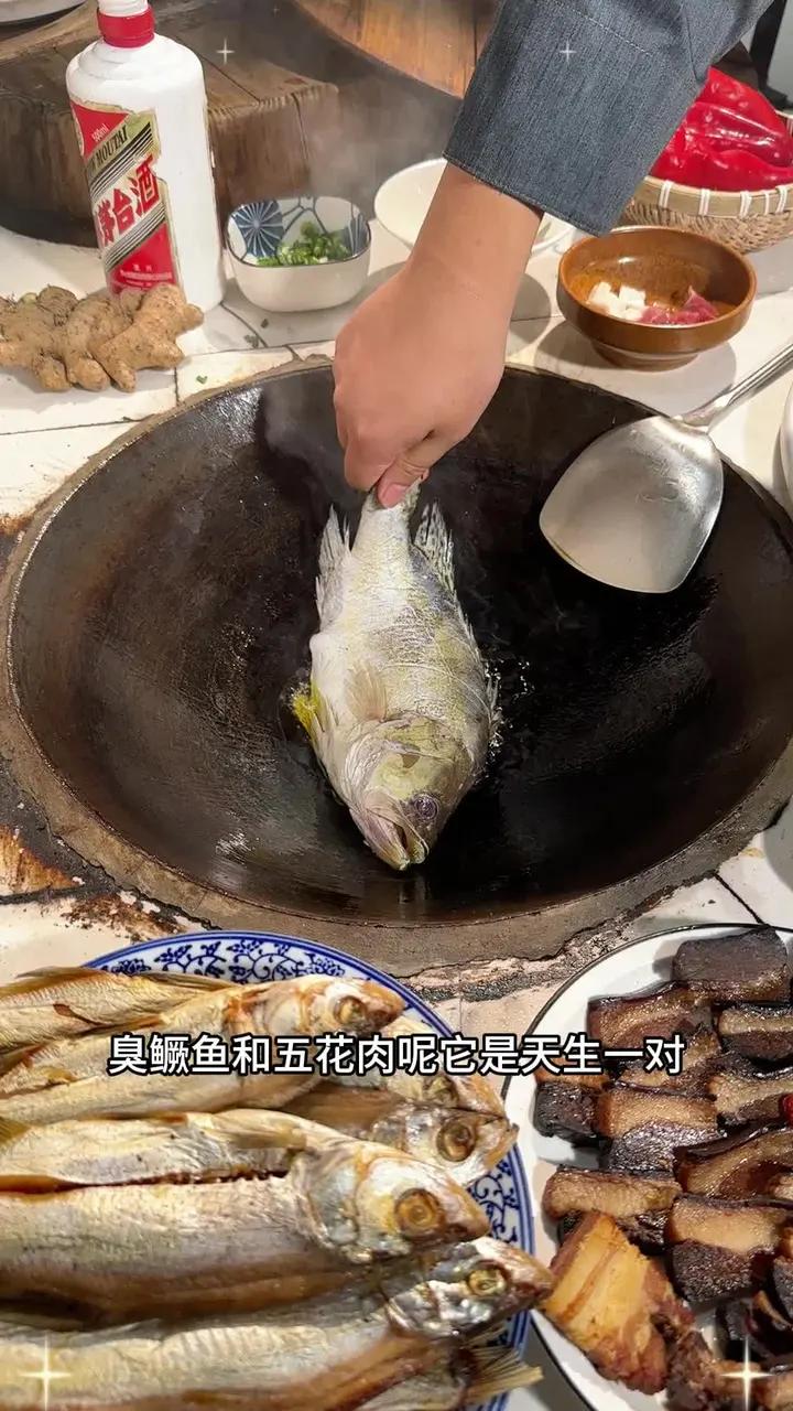 烧臭鳜鱼一定要加五花肉,会更好吃 臭鳜鱼 吃鱼 安徽特产