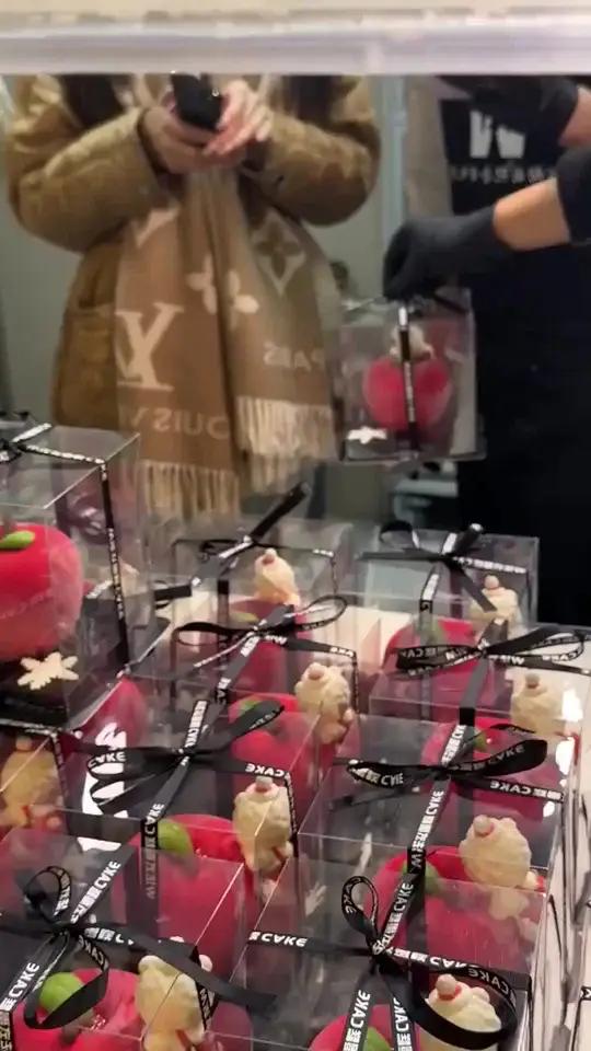 这是可以吃的苹果小蛋糕～w法式蛋糕让人无法拒绝的蛋糕平安夜礼物圣诞氛围感拉满这个蛋糕是懂浪
