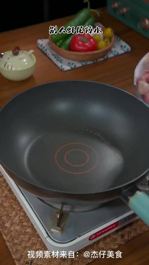 中午吃什么「蒜蓉小龙虾」蒜蓉小龙虾在家这样做,蒜香浓郁,鲜香入味,一口一个,好吃到停不下来