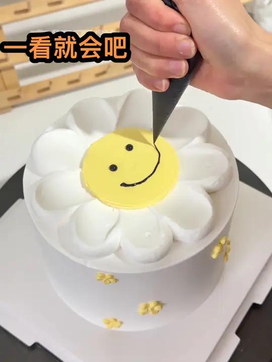 人气蛋糕推荐 生日蛋糕裱花教程 蛋糕学习 来学做个卡通蛋糕吧 简单款吧,一个花嘴搞定