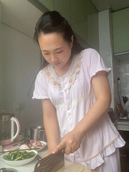 自制肉皮冻，卖相一般但富含胶原蛋白