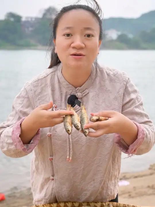 湖南正宗柴火鱼干,新鲜出炉,好吃又简单做 乡村味道 农村美食 刁子鱼
