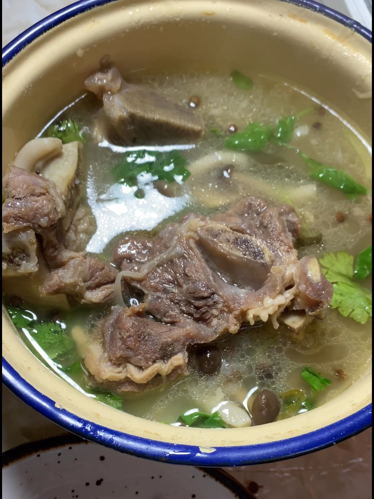 萝卜蟹味菇牛蝎子汤