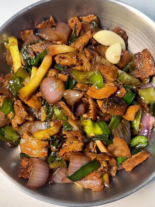 沉浸式拌面之洋葱炒肉片