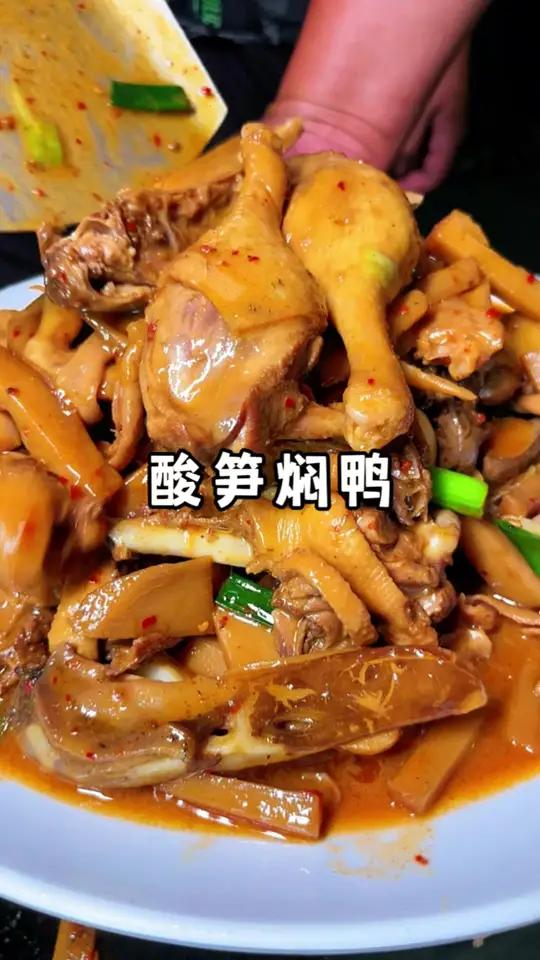 今天跟二叔去挖甜笋回来泡广西人做菜离不开的酸笋,得满满三坛。晚上再用二叔的鸭子做个酸笋焖鸭