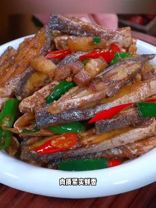 这个广东阳江特产的金鲳鱼干,肉质紧致咸香,不管是清蒸,干煎或者焖五花肉都特别好吃～