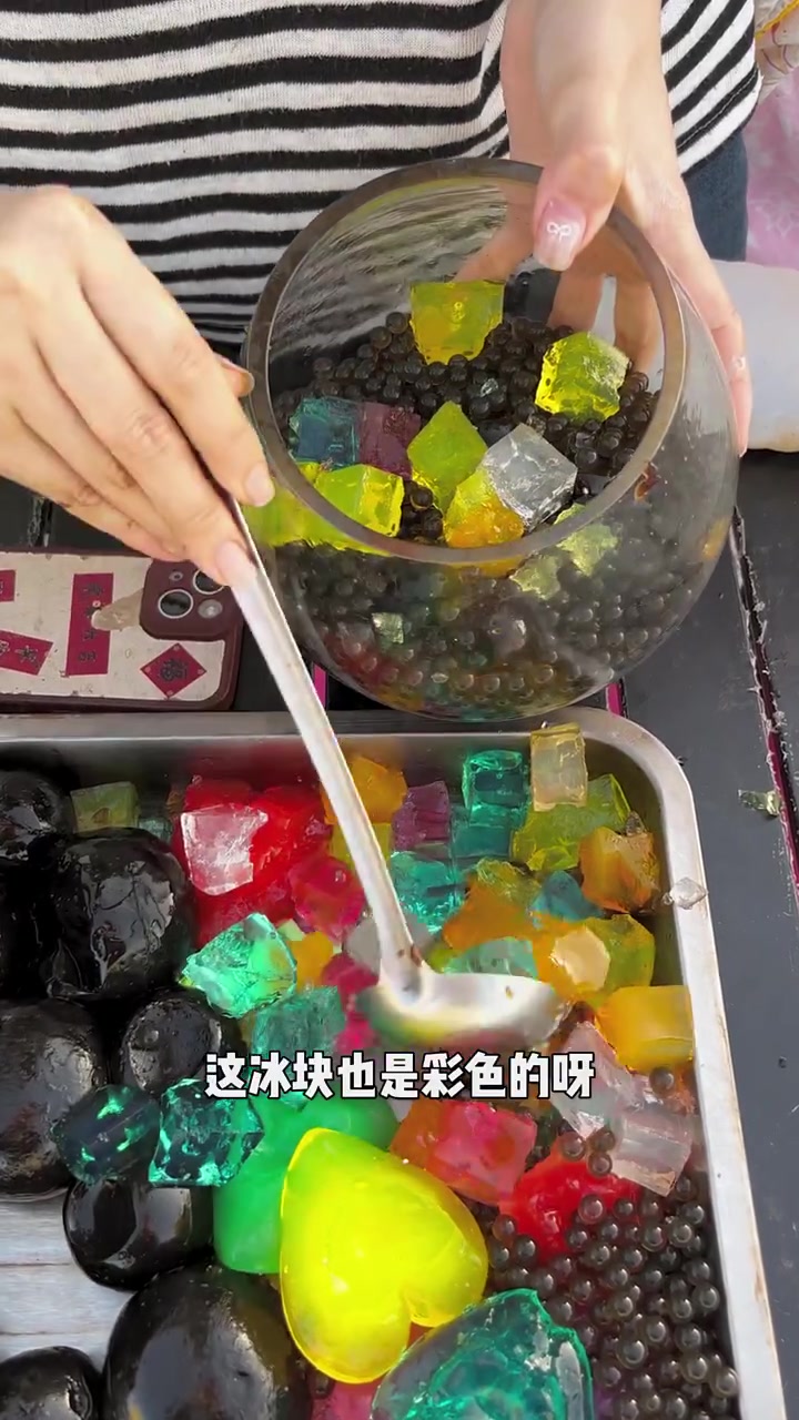 惊!现做黑糖珍珠奶茶竟用塑料做,还加彩色冰块