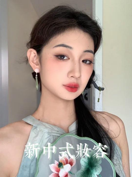 烟雨江南柔美娇媚的新中式妆容