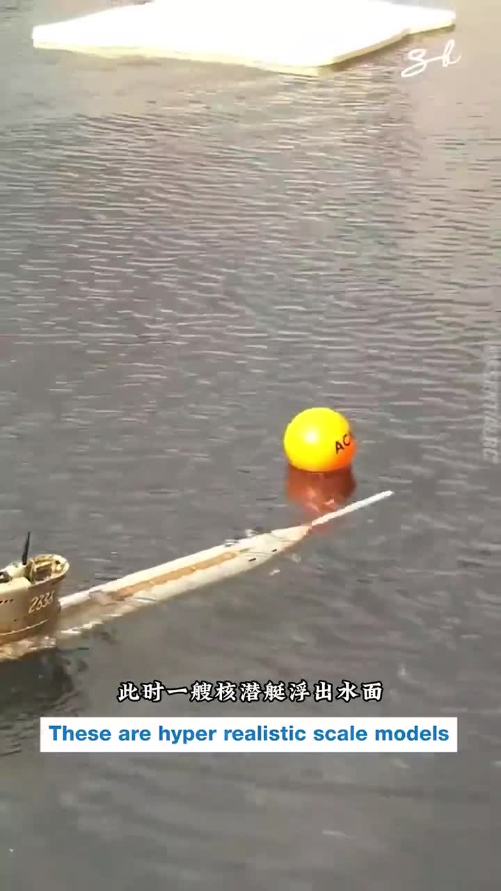潜水艇发射鱼雷命中巡洋舰！