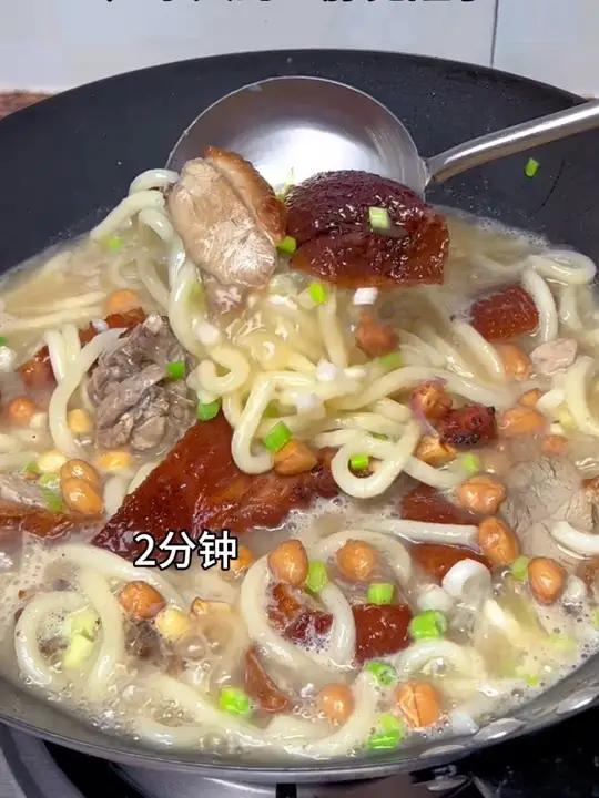 最近喜欢上了广东的烧鹅濑粉，今晚自己复刻一个