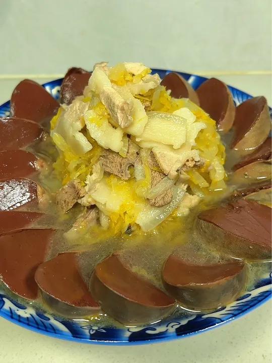 五花肉酸菜血肠!冬天就来一碗热乎乎的干净饮食 杀猪菜 五花肉酸菜血肠 猪肉新吃法