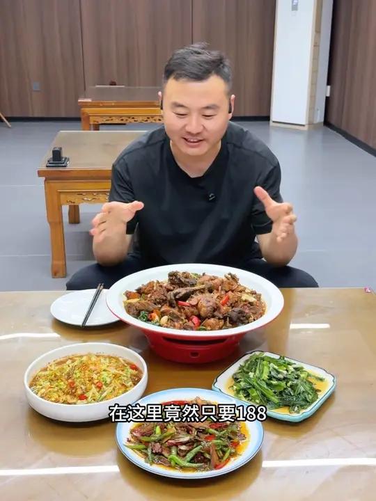 炒鸡味道和环境双在线，藏在院子里的宝藏小店，就在滨河大道和育才路交叉口如家酒店东边的路往里