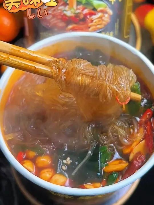  豫道纯红薯粉酸辣粉,酸辣过瘾,好吃不贵  瞧瞧这配料表,满满的诚意! 先煮粉条再煮配料,