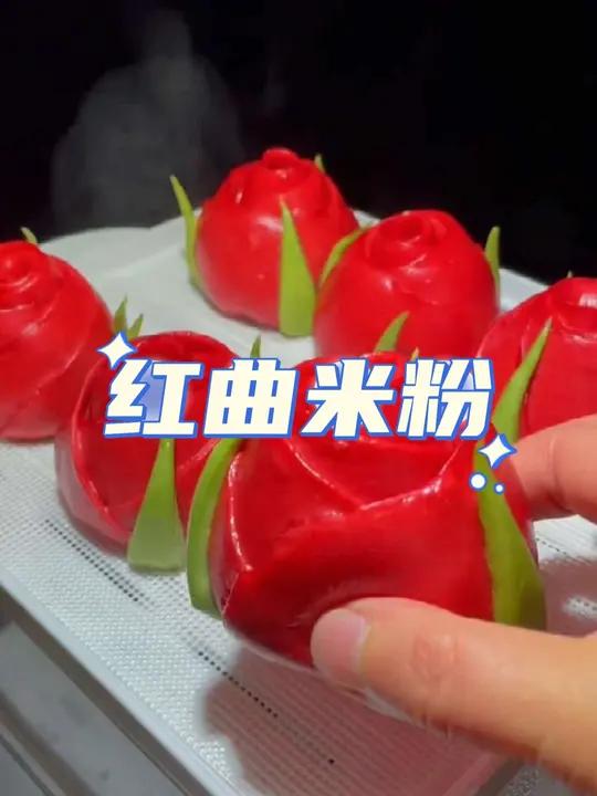 红曲粉是红曲米做的天然的上色燃料,可以做香肠做蛋糕做馒头,上色很鲜艳