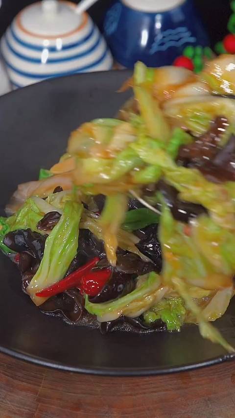 白菜炒木耳在家这样做太好吃了,简单又下饭 白菜炒木耳 美食VLOG挑战赛