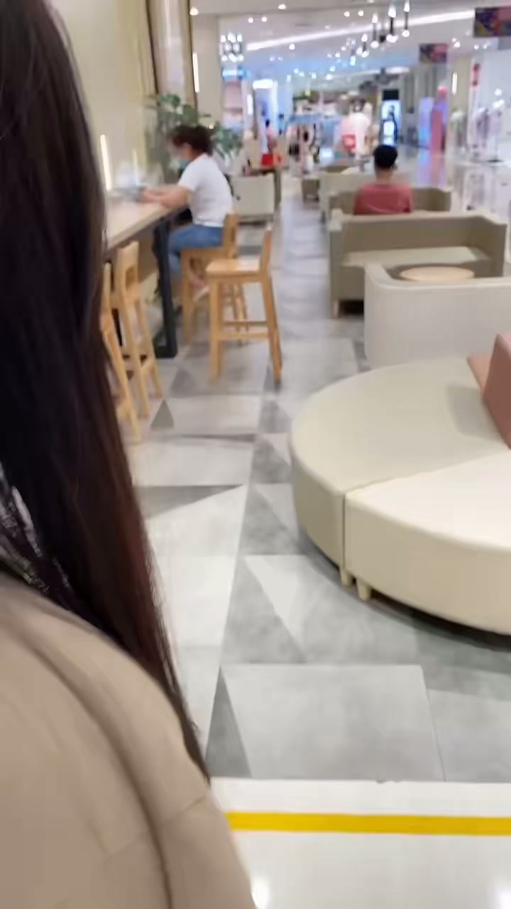 一个面包就能满足的小美女