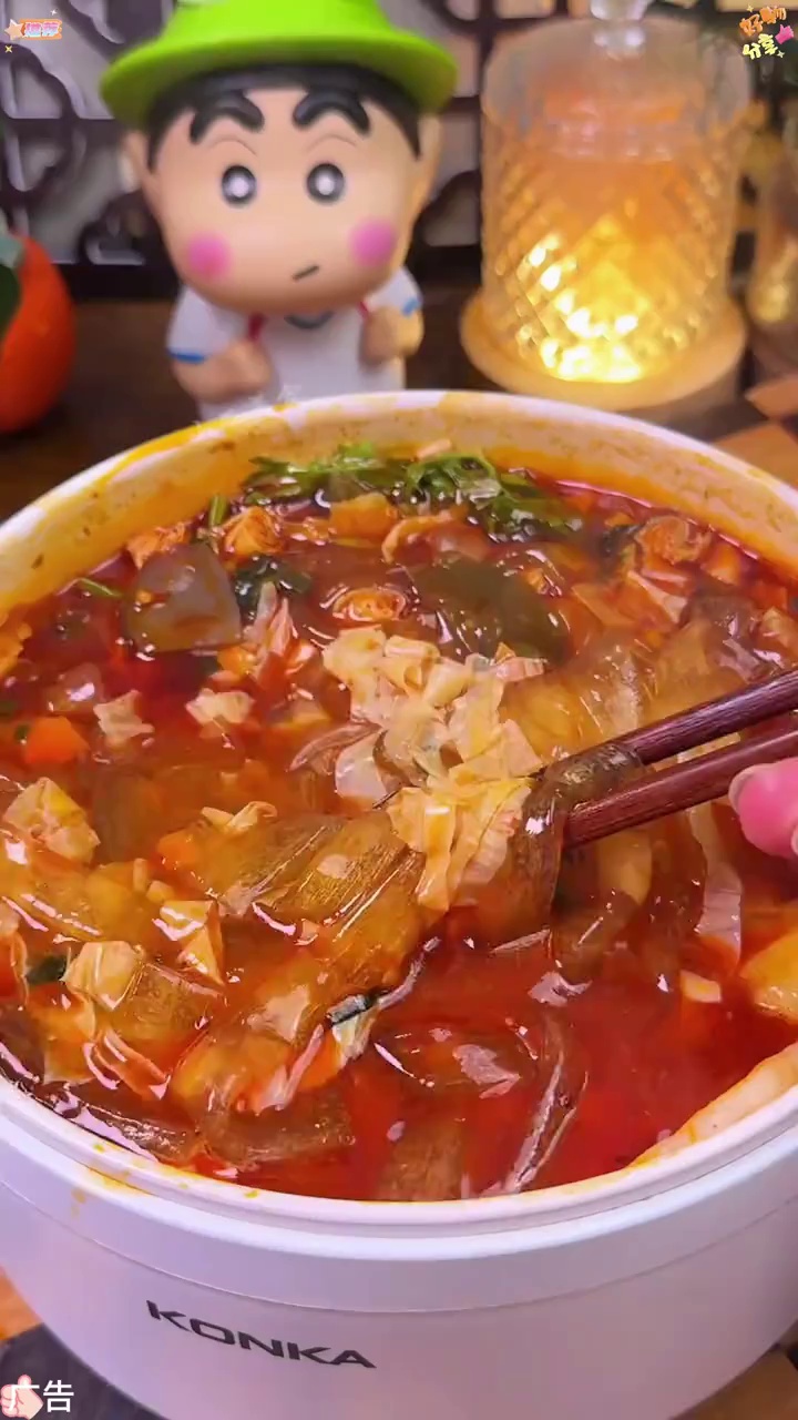 李海龙新品川香红油麻辣烫,简直香迷糊了!宽宽的苕粉吸满汤汁,软糯Q弹劲道又爽滑!