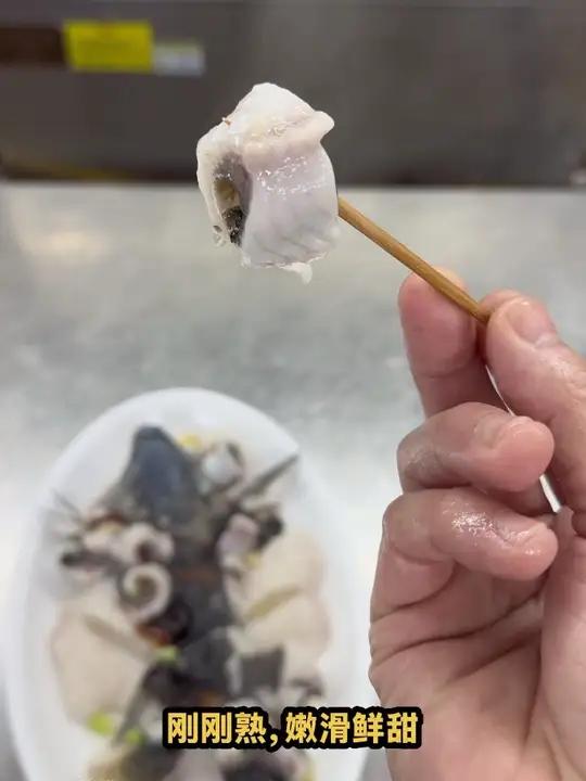 都说鲫鱼肉鲜甜，可是吃起来很多小的骨刺，今天粤菜师傅做一个无骨版的清蒸鲫鱼，完美的解决了鲫