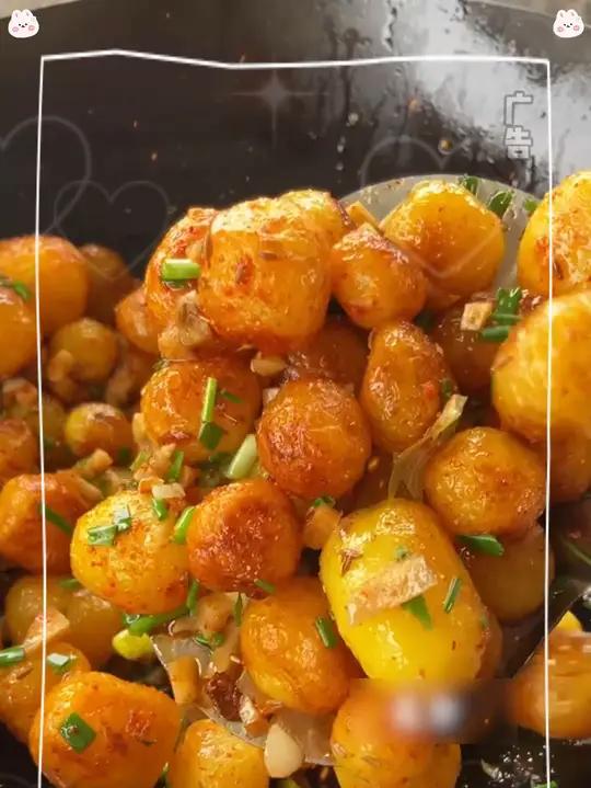 这个小土豆真的是便宜又好吃,就跟小时候吃的马铃薯一样,又香又粉糯小土豆恩施小土豆家常菜