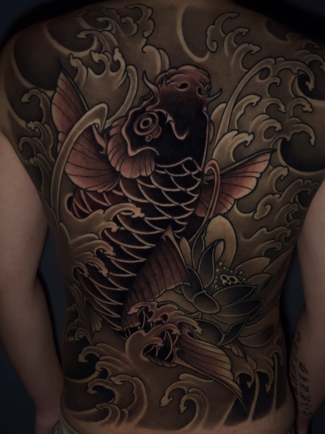 满背鱼 黑灰风格锦鲤满背纹身