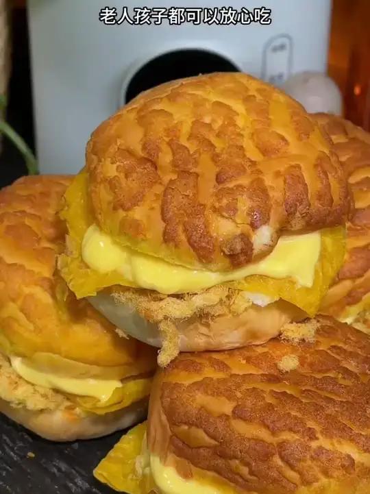 三只松鼠你这是不给蛋糕店留活路吗?这个蛋皮肉松汉堡也太好吃了吧!外面是一层虎皮蛋糕胚,中间