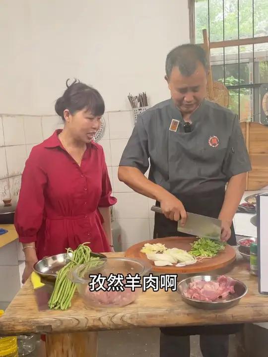 来看三兄弟直播做菜了 已经替大家尝过了,每道菜都非常美味,太有口福了 乡村美食满满的烟火气