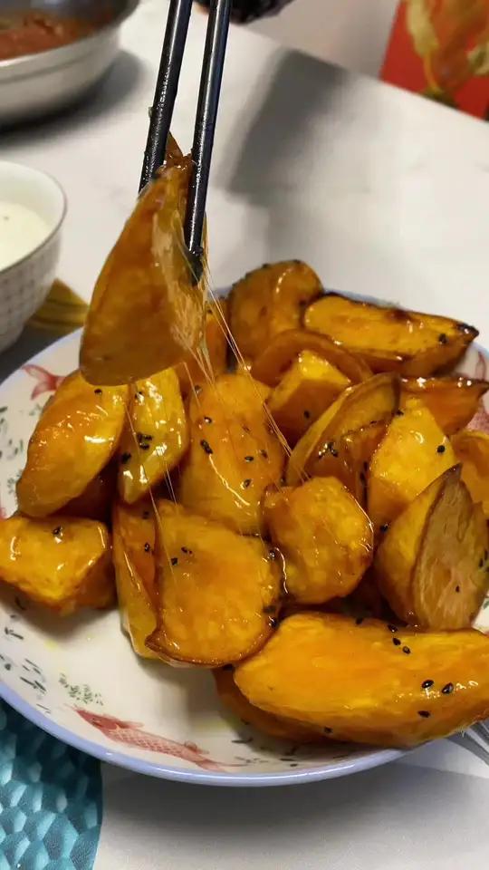 我爸在展示他做的能拉丝一米长的拔丝地瓜 吃货日常 主打的就是一个真实 拔丝地瓜 一定要看到