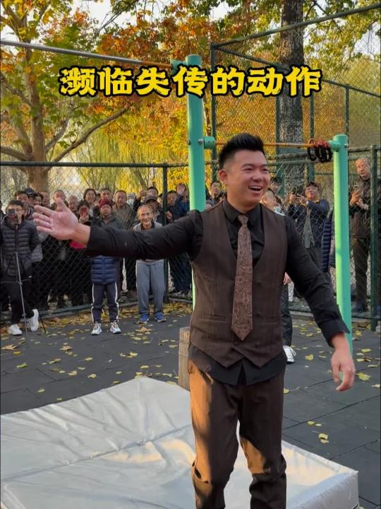 弘扬非遗宫廷盘杠,今天是解说专场,解说练的只是盘杠中的几手儿而已,还有二百多个动作濒临失传