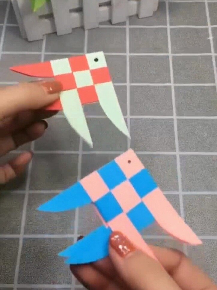 幼儿手工编织鱼—慢动作