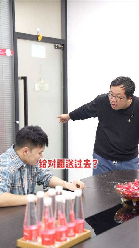 奇怪,卫生间纸巾去哪儿了 曼玲粥店 办公室搞笑 曼玲粥全国现熬粥大王 好米新鲜熬,好粥吃曼