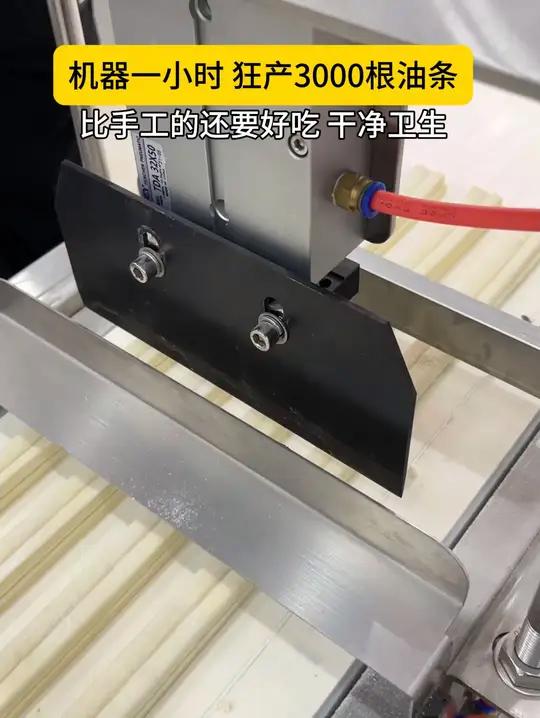 一小时狂产3000根的油条机,干净卫生,比手工的还要好吃 工厂实拍视频 食品机械设备 食品