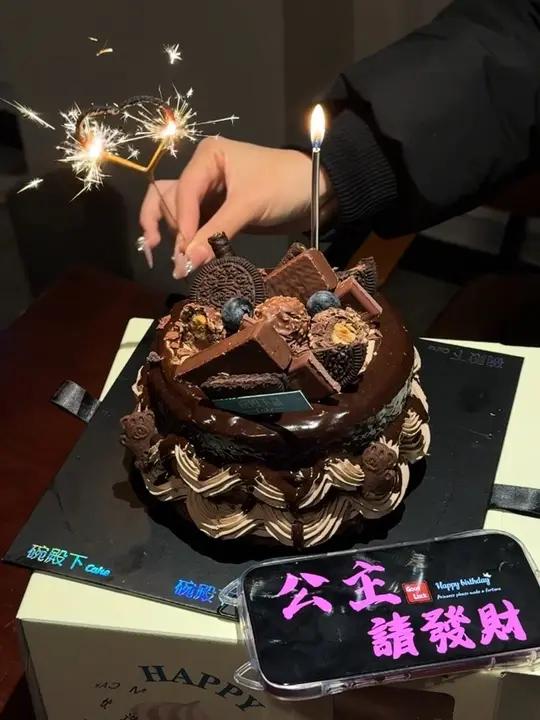 谁能拒绝爆浆巧克力蛋糕啊!醇厚内馅一口爆汁,苦甜平衡超上头,甜食星人直接封神