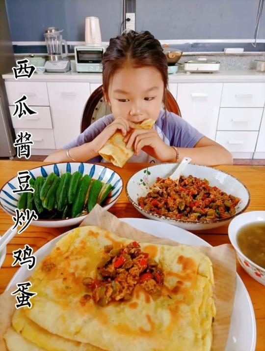 今日午餐分享:西瓜酱豆炒鸡蛋,发面油饼
