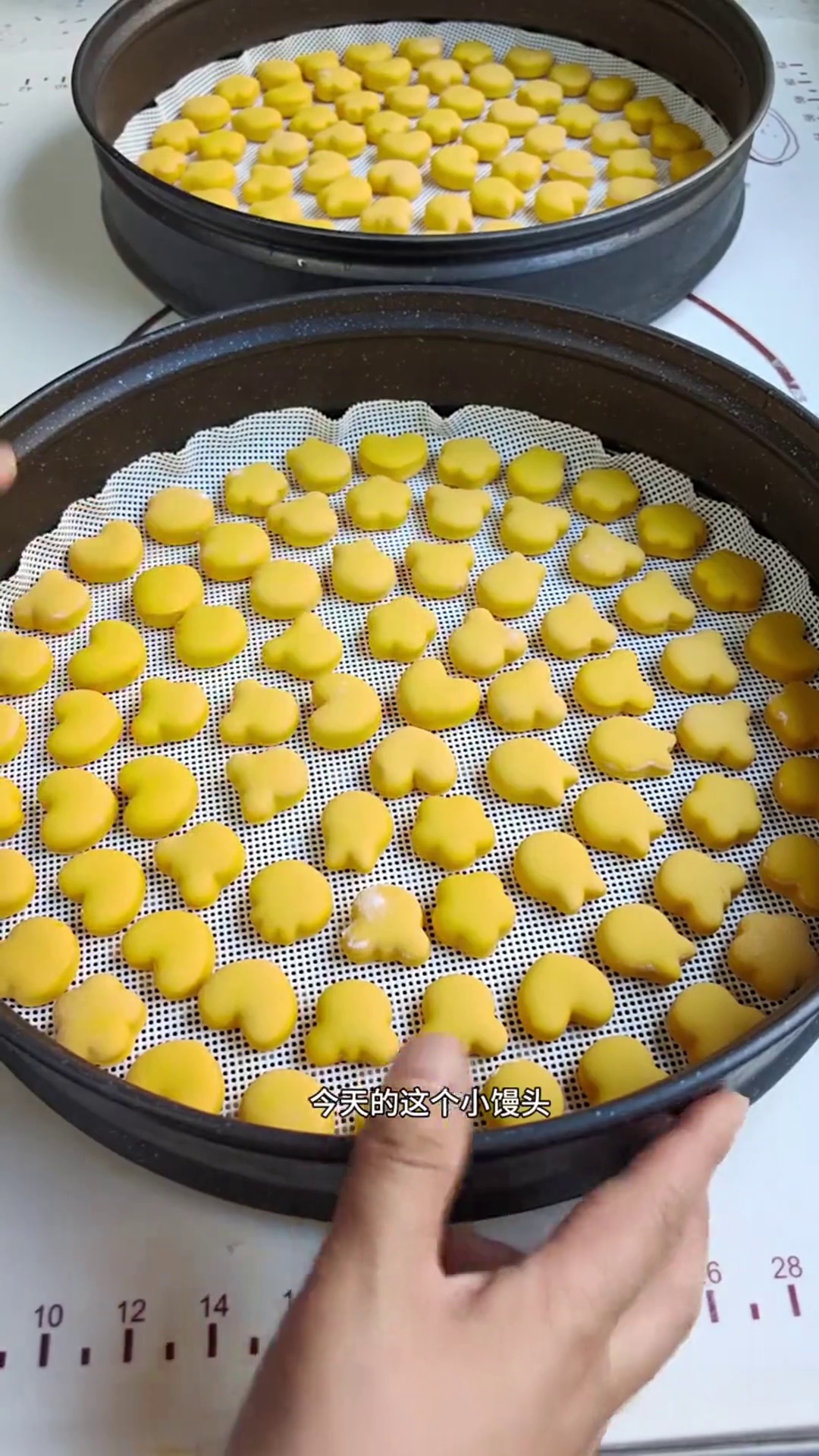 今天蒸了一锅南瓜卡通馒头,松软细腻,一口一个