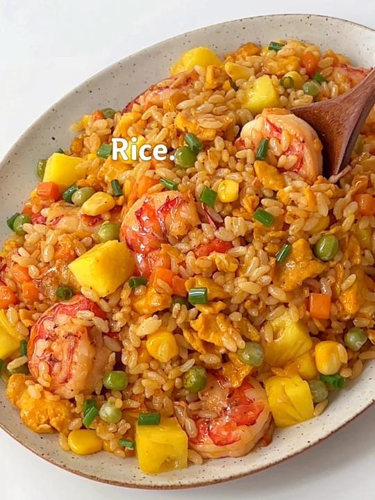 一口沦陷比海苔饭还要好吃的菠萝虾仁炒饭