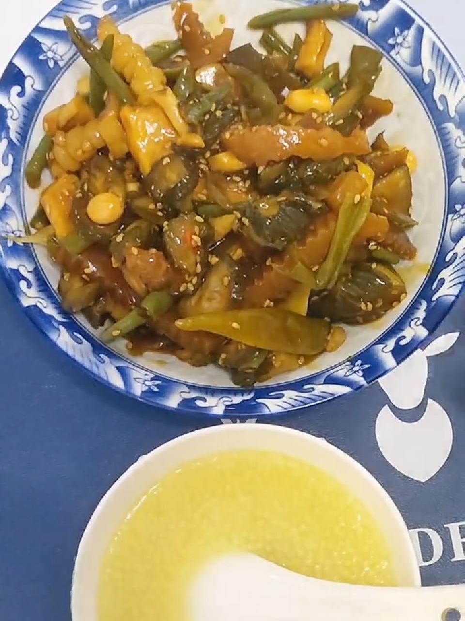 一碗稀饭配酱八宝咸菜 真的太好吃了 味道棒棒哒 开袋即食