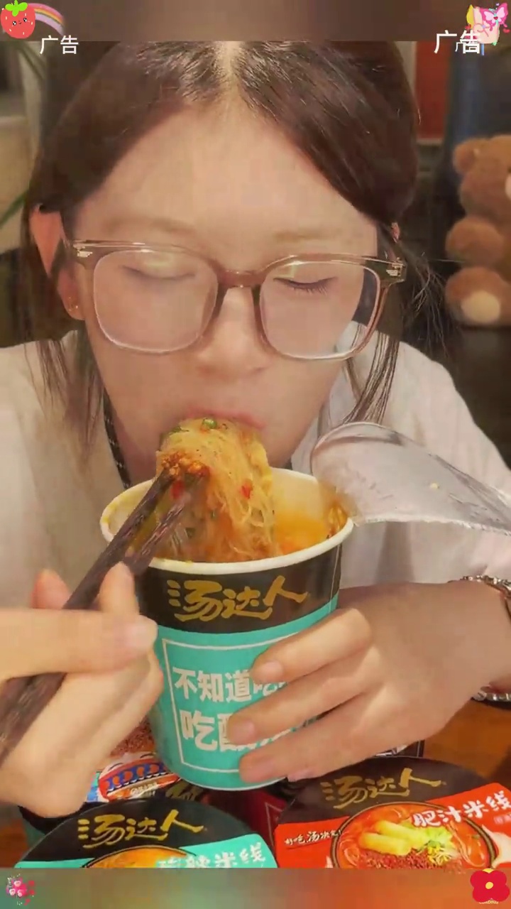 酸酸辣辣的嗦起来好过瘾 速食美食 灵魂宵夜 汤达人米线 统一食品 统一汤达人
