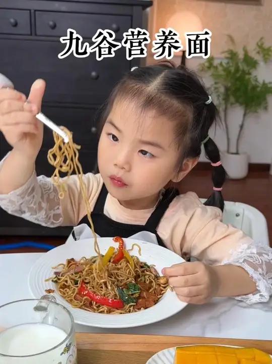 把方便面换个做法,放锅里蒸一蒸,出锅就是一道大人小孩都爱吃的美食,营养丰富,做法简单又好吃