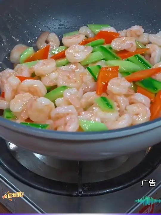 每年的年夜饭,我都会给老妈和孩子做这道清炒虾仁,营养丰富不油腻,做法简单又好吃清炒虾仁虾仁