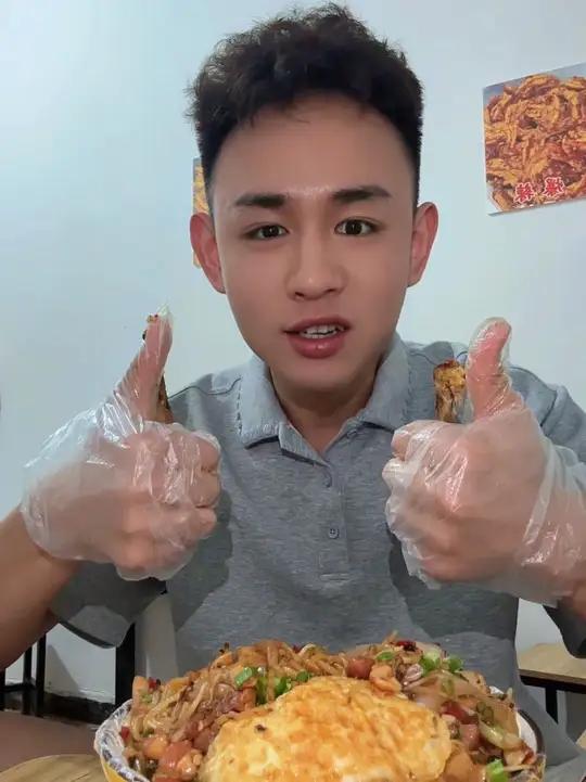 先说说这炸鸡爪和炸鸭爪，经过精心处理和独特调味，咬下去的每一口都超带劲。炸鸡爪满满的筋，咀