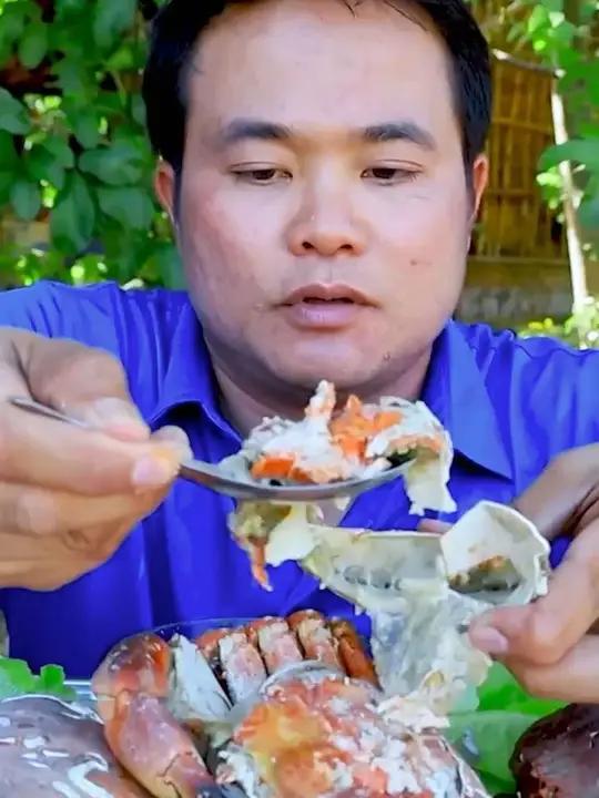 酸辣酱汁满黄满肉大面包蟹 泰国主播吃美食视频内容启发搜索泰国有哪些神奇美食大口吃海鲜真的太