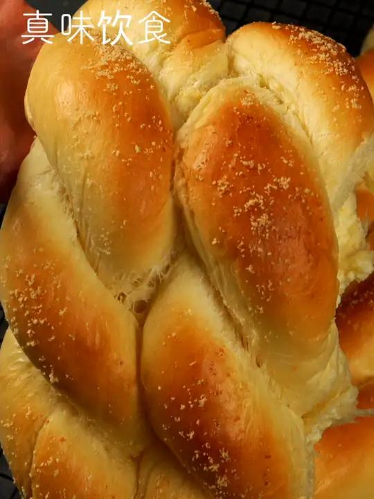 分享个软到弯腰的面包做法 温牛奶115克 淡奶油40克 鸡蛋1个 盐3克 白砂糖28克 耐