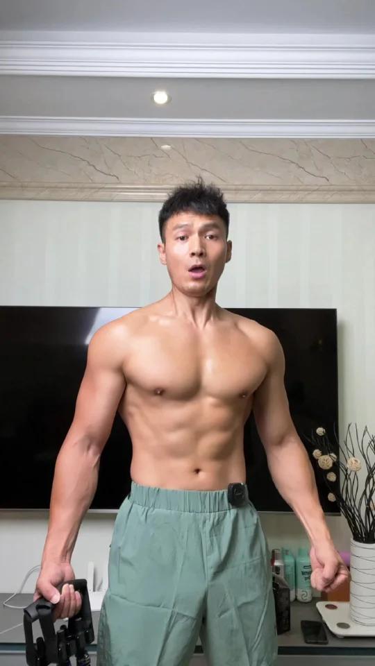 男人的上肢肌肉彰显了男子气概,这套高阶拉