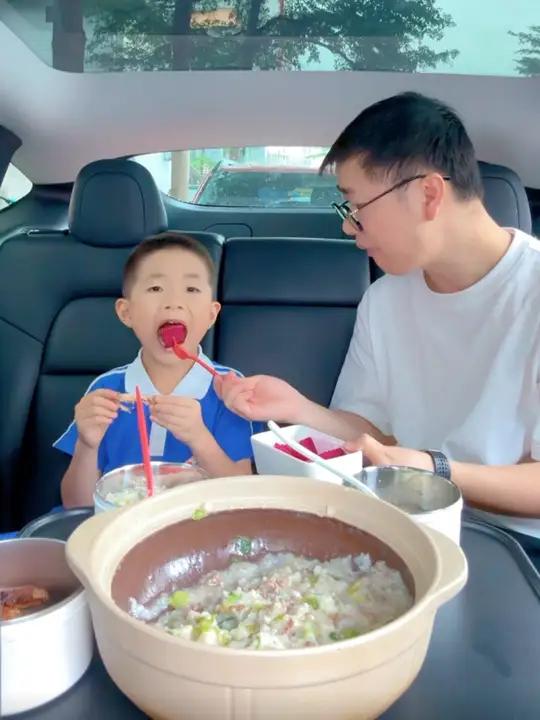 80后老父亲给二年级小学生送饭第179天 今天午餐没做米饭,做了一锅青菜牛肉粥和奥尔良烤鸡