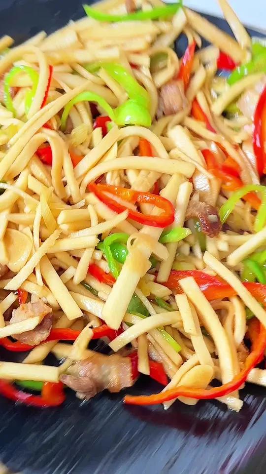 天热没胃口,试试这个笋丝炒五花肉,真的老下饭了