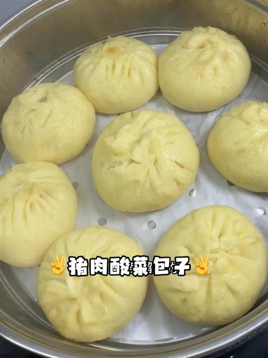 玉米面酸菜猪肉大包子 一不小心又吃撑了