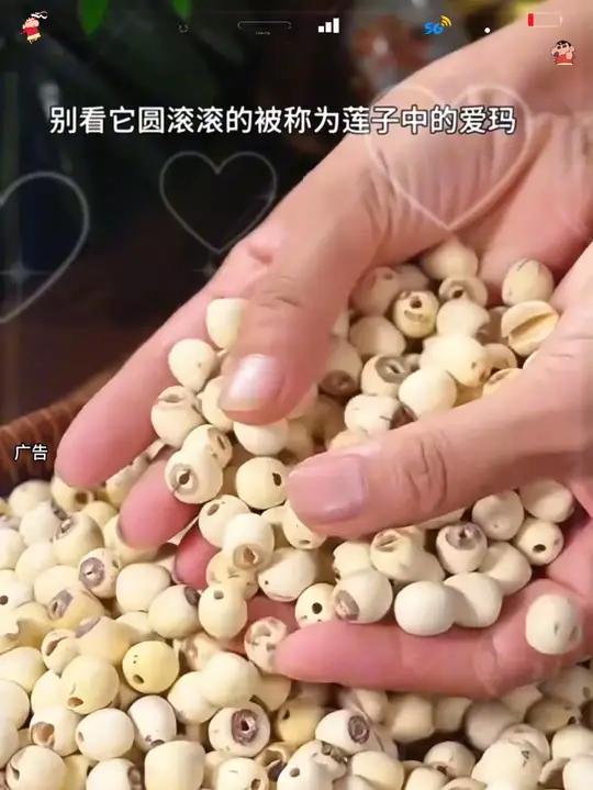 L天热了来一碗绿豆莲子羹,既可以当主食又可以当甜点,香甜软糯,老人小孩都爱吃!适合夏天喝的