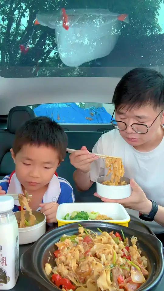 80后老父亲坚持给小学生送饭 家有小学生,中午去学校给儿子送饭,今天午餐吃牛肉炒刀削面和青
