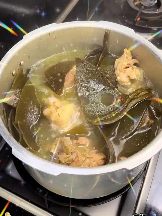 夏天孩子出汗多、正在长身体、妈妈们多给孩子们炖点排骨冬瓜海带汤喝喝