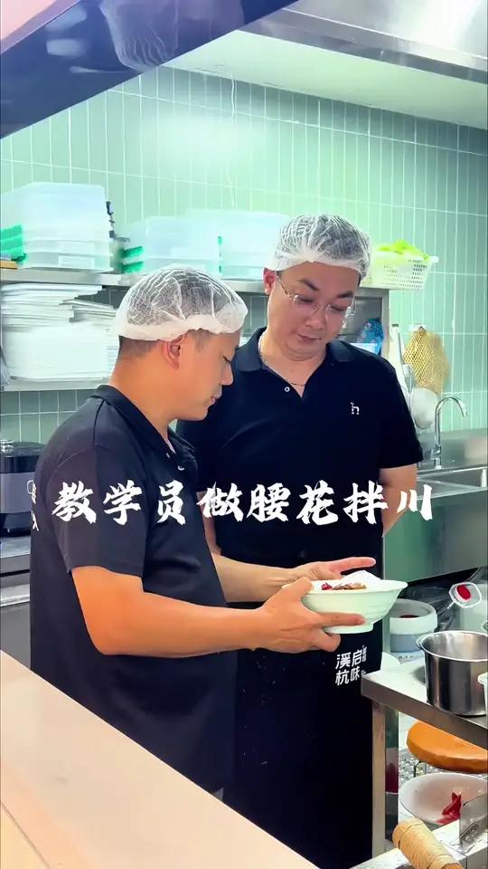 一份复杂的拌川面，如何做到高效出餐？全程细节公开！从“开水煮面”到“料头抓取”，再到“大火